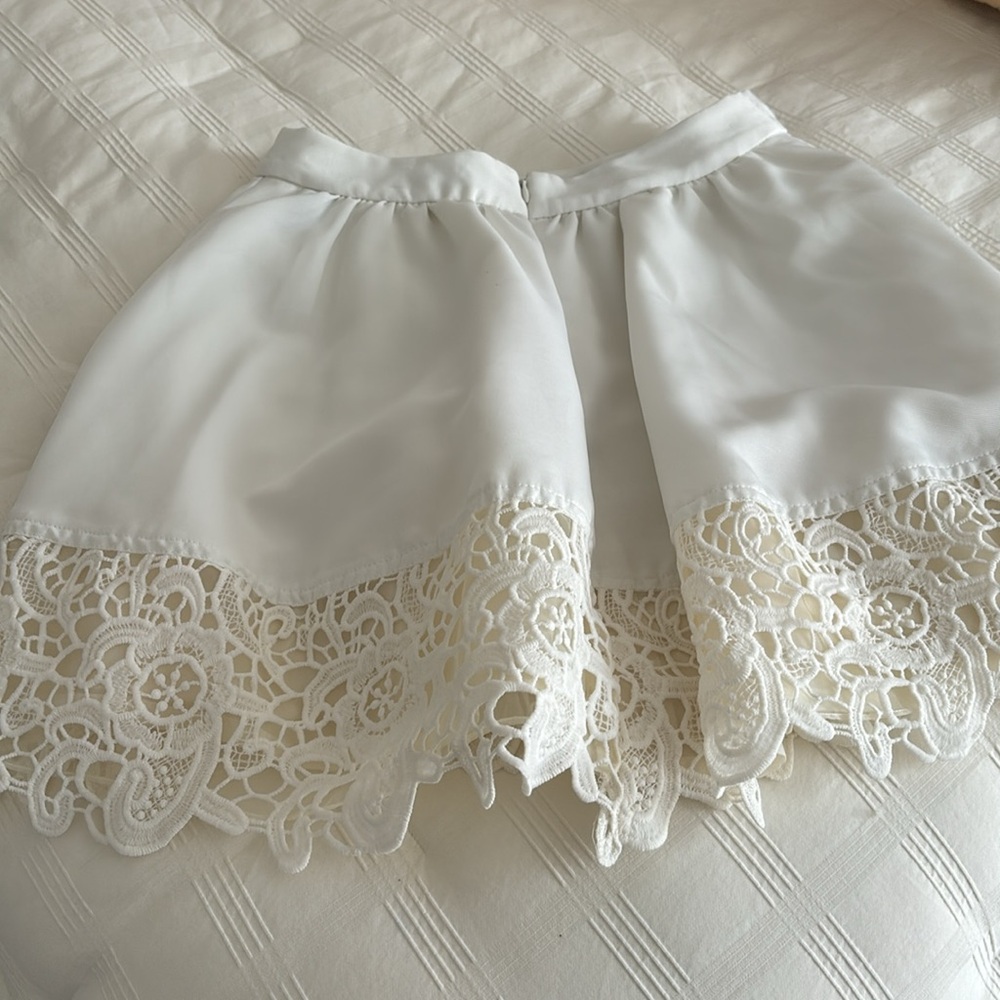 IVORY CREPE EXPRESS MINI SKIRT WITH BEAUTIFUL LACE HEM TRIM. - Picture 2 of 5